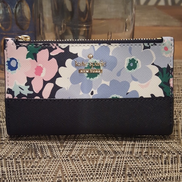 kate spade Handbags - NWT Kate Spade Daisy Garden Floral wallet